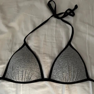 Bikinitopp - Triangelbikini från H&M storlek 36. Använd ca 5 ggr så väldigt bra skick.