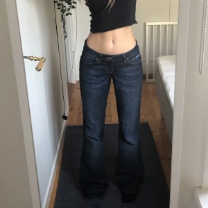 Bootcut vintage jeans  - Superfina lågmidjade bootcut jeans med coola fickor från märket arizona. Jag är ca 163 och de är rätt så långa på mig. Om man är längre än mig kommer de passa perfekt, annars funkar det såklart att sy upp. De är även rätt så baggy på mig. 
