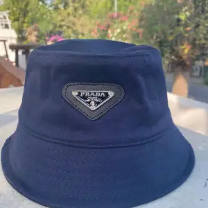 En marinblå Prada hatt oanvänd helt fresch, väldigt snygg och aa-kopia 