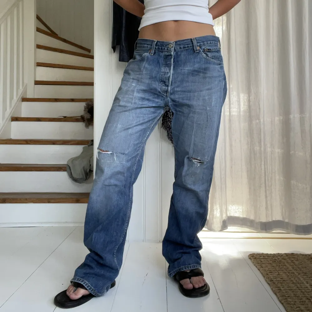 Säljer dessa vintage levisjeans. Storlek 38/40.   Midjemått: ca 84cm innerbenslängd: ca 78 cm. Säljer pga att jag rensar ut jeans ur garderoben som inte passar mig längre, kolla min profil för mer jeans. 💘💘. Jeans & Byxor.