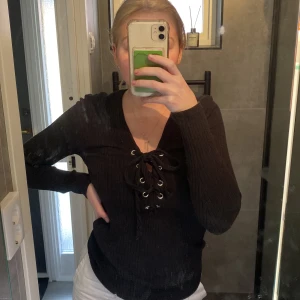 Svart långärmad tröja🖤 - En fin v ringad långärmad tröja med band som är näst intill nyskick