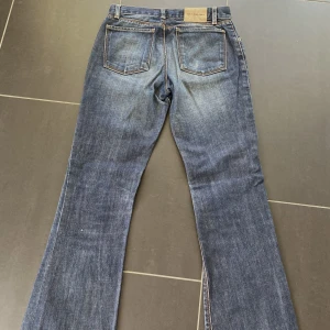 Lågmidjade Calvin Klein jeans  - Säljer dessa lågmidjade bootcut jeans från calvin klein. (Sömmen har gått upp lite på ena sidan vilket man kan se på bild 2.)