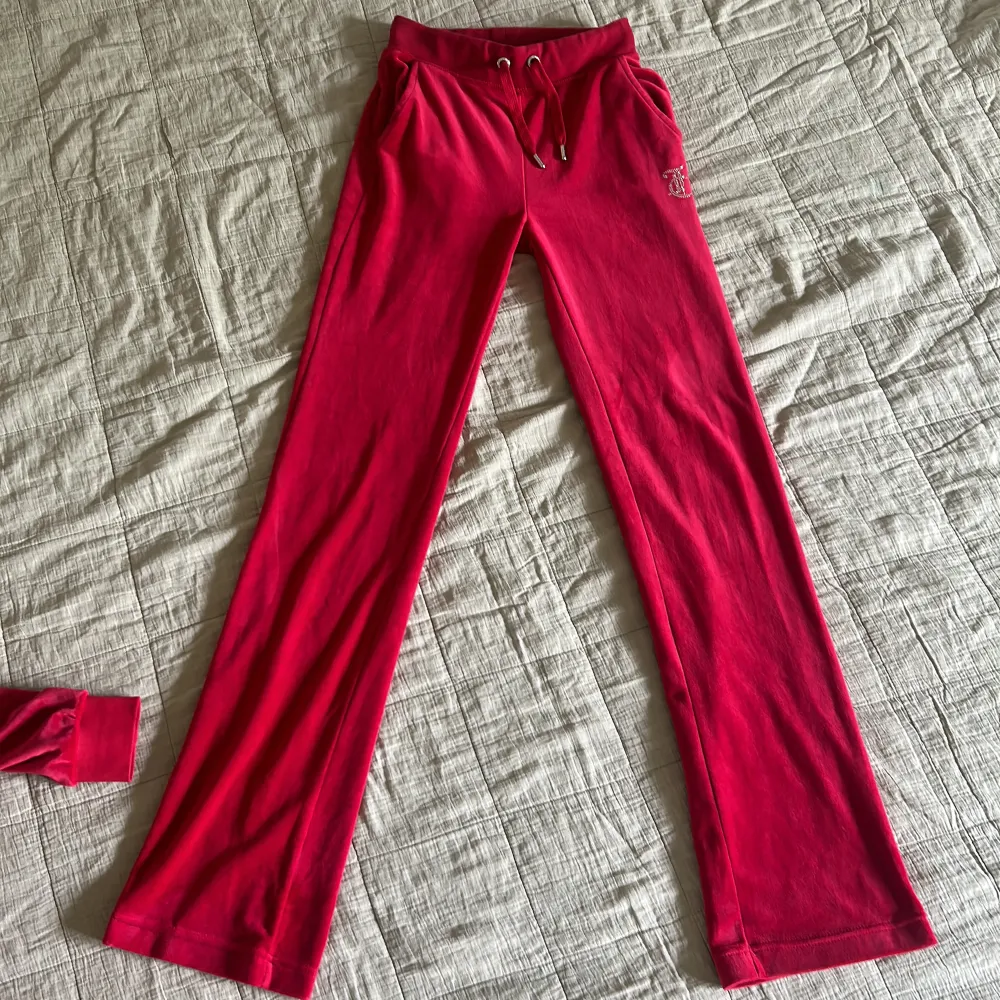 Ett par röda snygga Juicy byxor fast använder aldrig har använt cirka 2 gånger . Jeans & Byxor.