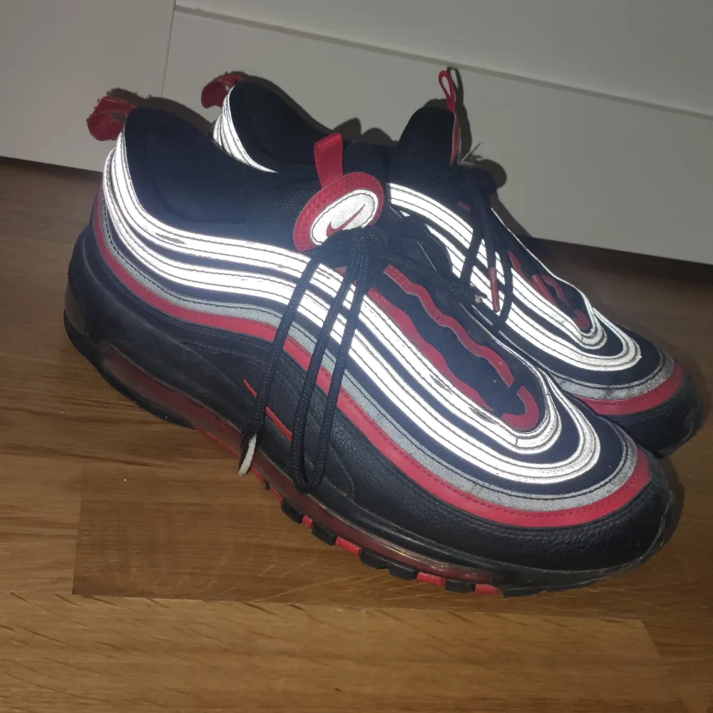 Air max 97:or som jag använt då och då, riktigt sköna och sjukt bra kvalite. Säljer p.g.a pengarbehov. Tvättar dom innan frakt.. Skor.