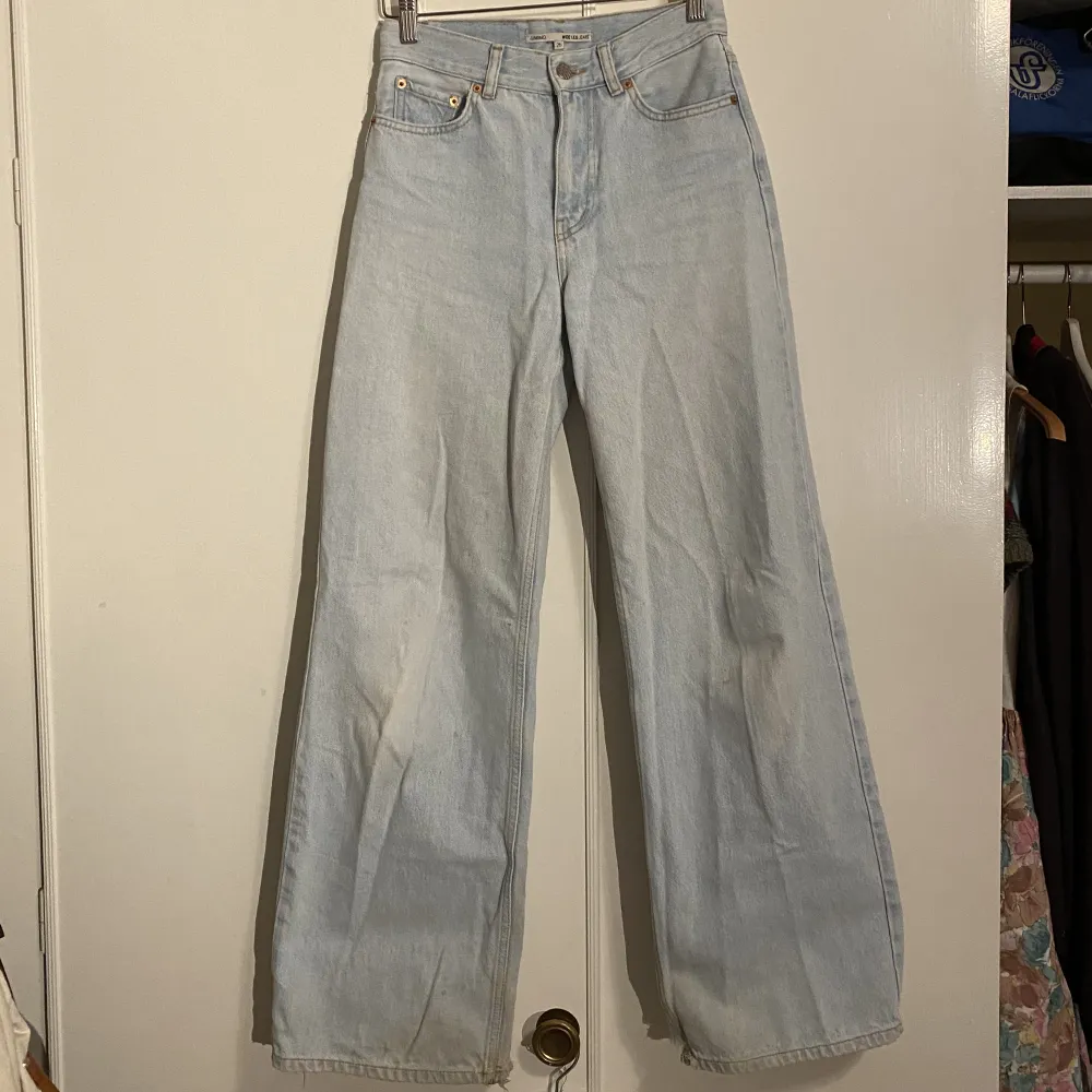 Ljusa wide leg jeans i 90-tals stil från Junkyard i storlek 25👖. Jeans & Byxor.