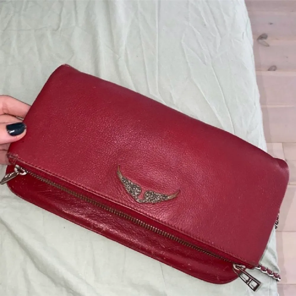 Säljer nu min älskade röda zadig väska, väldigt fint skick men har några skavanker för jag användt den. . Väskor.