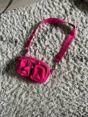 väska!!! - superfin väska ifrån ginatricot som är i super bra skick. Har flera bra fack och är i perfekt storlek.