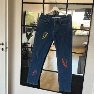 Printed jeans - printed jeans bra skick på dom har knappt haft på mig dom för inte min stil längre