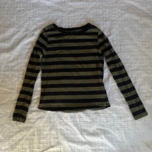 Randning tröja - Grön- och svartrandig tröja i storlek xs. Frakt tillkommer 💘