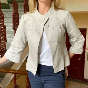 Kort trenchcoat - Supersöt kort trenchcoat med trekvartsärmar och knappar upptill. Superfint skick! DM för fler bilder