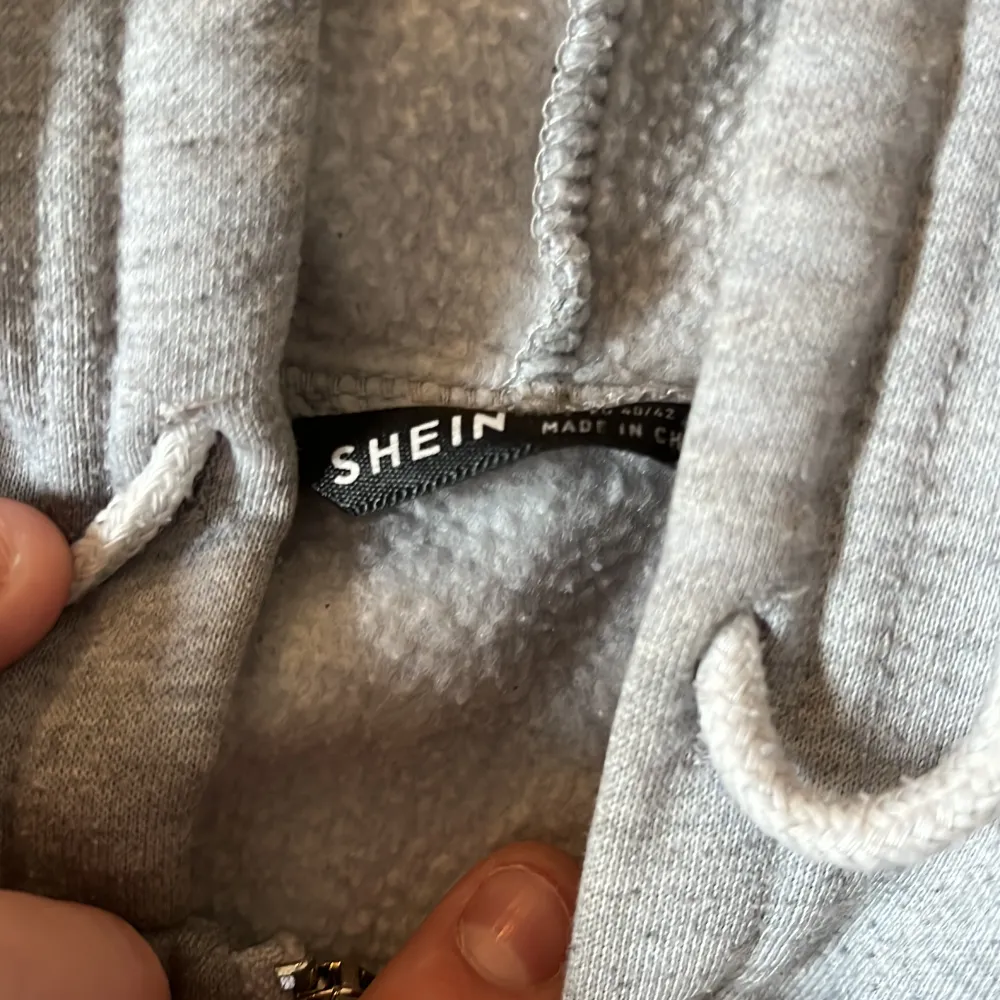 Nu säljer jag min zip hoodie från shein är ganska gammal men inte använd många gånger storlek är L men den är inte ens nära det i storleken jag skulle säg  s eller lite högre. Hoodies.