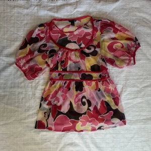 Mönstrad meshtopp  - Meshtopp med mönster. Storlek 40 men då den har snören som knyts i bak så den passar fler storlekar! Frakt tillkommer 