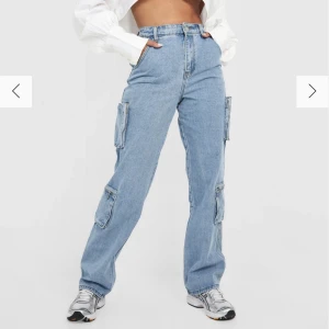 Jeans cargo ifrån Bohoo - Aldrig använt pågrund av för små för mig, prislappen är fortfarande kvar.  Storlek 36.