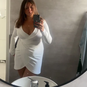 Vit klänning - Säljer denna vita klänningen ifrån Chiara Forthi Milano i storlek M som jag köpte för 750kr. Har används fåtal gånger och finns inga defekter på klänningen, spårbar frakt tillkommer 🫶🏼