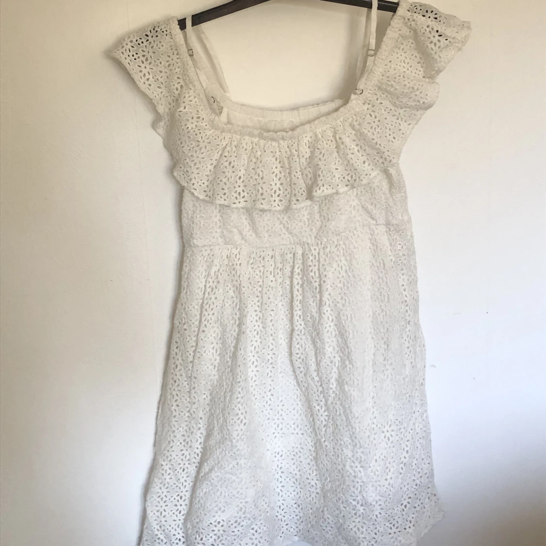 Vit klänning i Stl 40. Student klänning. Skolavslutning klänning. Sommar klänning. Midsommar - 90