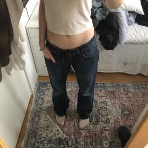 Mörkblå ”baggy” jeans från hm (L.o.g.g. aka gamla) bra längd på mig some 167 ish. Strlk euro 31 men passar som small/medium men ja brukar ba ha ett skosnöre som skärp 💗 skriv privat för fler bilder eller detaljer💗