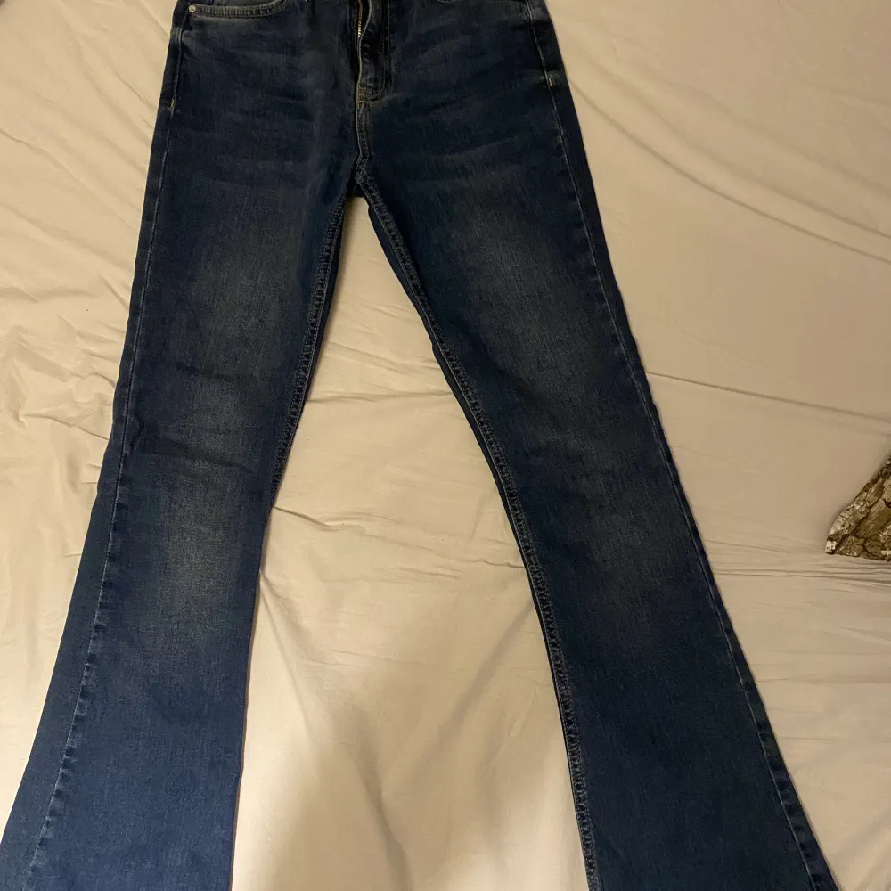 Mörkblåa bootcut jeans från Gina tricot. Knappt använda, bra skick och går under naveln. . Jeans & Byxor.
