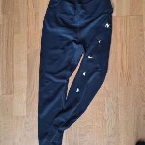 Nike träningsbyxor - Träningsbyxor från Nike. 