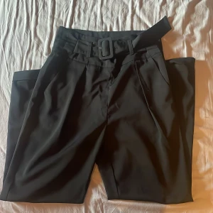 Kostymbyxor  - Kostymbyxor gen Gina tricot knappt använda 