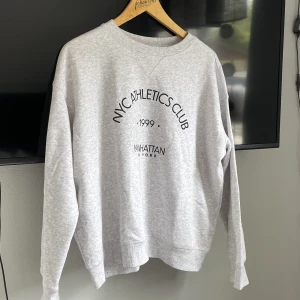 Sweatshirt  - Skitsnygg tjocktröja i storlek M! Säljer då jag aldrig använder den:) 