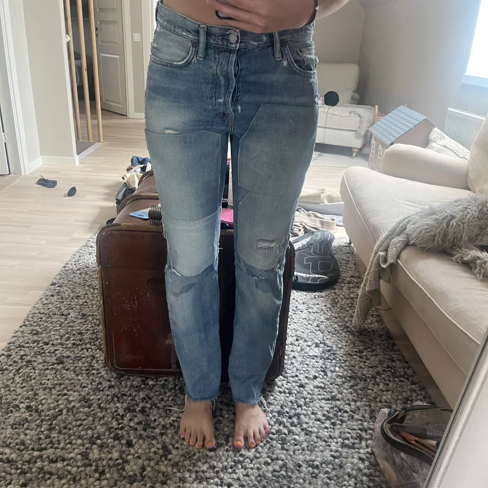 Acne jeans blå konst. Jag är 172 lång, älskar jeansen men säljer de eftersom jag tycker de blivit lite för korta på mig. Budgivning från 600 kr . Jeans & Byxor.