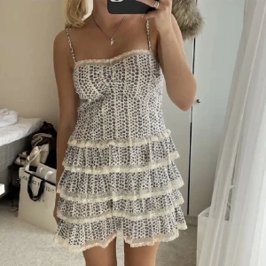 Klänning - Superfin klänning som inte kommit till användning. Skulle säga att den är strl s