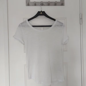 Vit t-shirt - Vit t-shirt från hm.