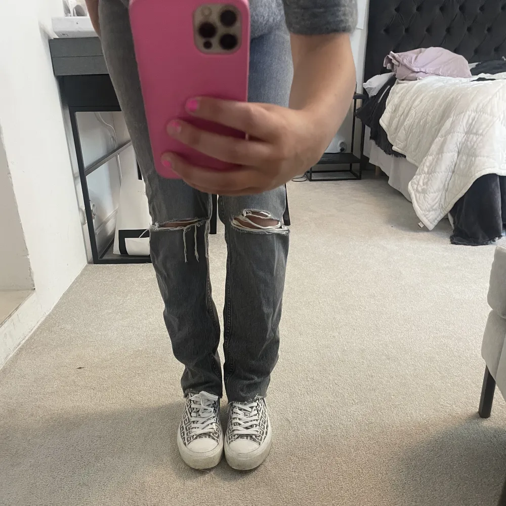 Skit snygga gråa lowwaisted jeans. Tyvärr kan jag inte ta bild på hur de sitter helt på då de är för små på mig.. Jeans & Byxor.