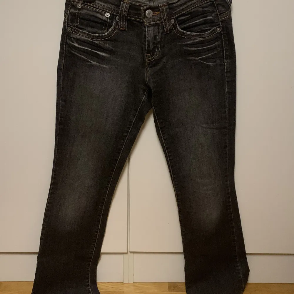 Low waist Levi’s jeans i nyskick.. Jeans & Byxor.