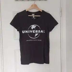 Universal t-shirt från hm.