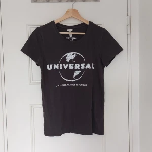 Universal t-shirt - Universal t-shirt från hm.
