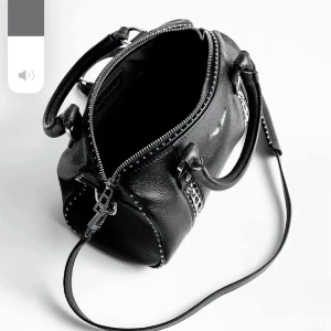 Zadig Voltaire väska - Superfin Zadig väska köpt för 3 månader sedan från Zalando för 4025kr säljes pågrund av att den inte kommer till användning.  Höjd 15cm Längd 24cm Vidd 12cm Säljes för 3000kr eller högst bjudande 