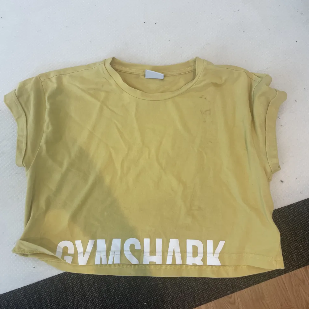 En gul gymshark T-shirt, inte använd så mycket (Max 10 gånger) och aldrig på gymmet.  100kr eller bud☺️. T-shirts.
