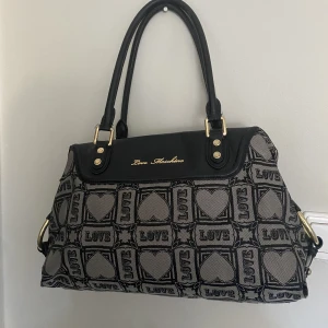 Moschino väska - Så fin vintage moschino väska❤️aldrig använd så i nyskick och perfekt till skolan eller någon annanstans!❤️ nypris runt 2000 säljer för 350❤️