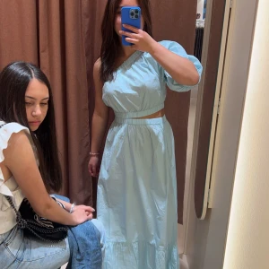 Långkjol  - Säljer min blåa klänning från Gina som jag har sytt om till en långkjol💖💖 säljer även toppen för sig  Jag är 157 och kjolen är alldeles för lång för mig. Aldrig använd🩵köpare står för frakt!