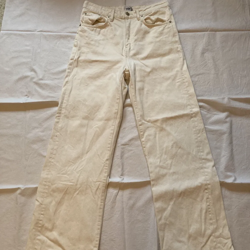 Vita vida jeans från lager 157 i modellen boulevard med fickor fram och bak, köparen står för frakten och priset går att förhandla . Jeans & Byxor.