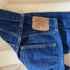 Levis jeans 501 - Mörkblåa Levis jeans 501. I bra skick men passar mig inte längre . Storlek L30 och W26. (Jeansen i mitten på första bilden) ❣️