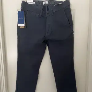 Slim kostymbyxor från Jack and Jones i storlek 31/30. Aldrig använda med prislappen kvar nypris 600kr