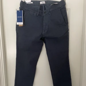Kostymbyxor Jack and Jones  - Slim kostymbyxor från Jack and Jones i storlek 31/30. Aldrig använda med prislappen kvar nypris 600kr