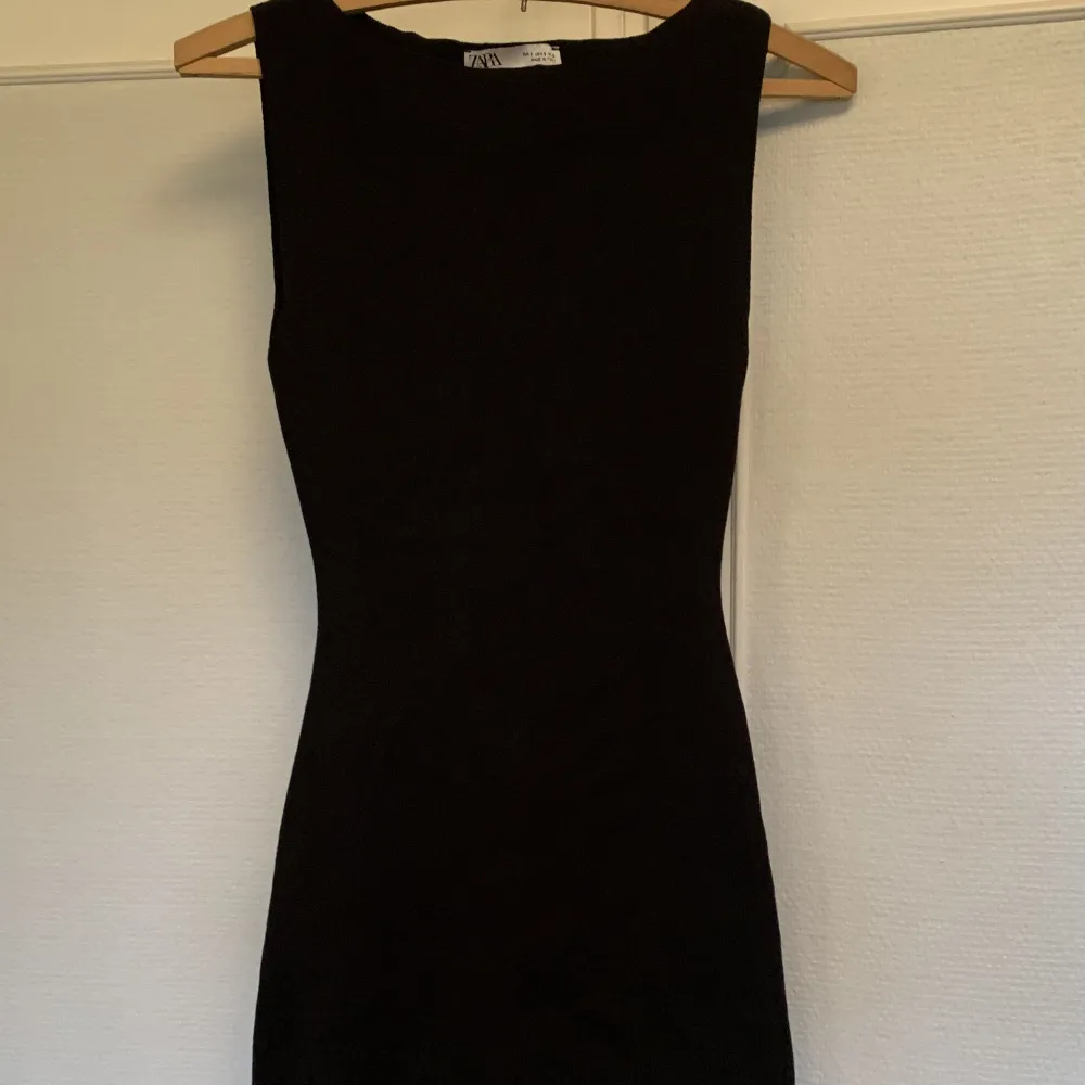 Svart klänning från Zara i storlek S. Endast använd två gånger och köpt för 399 kronor.. Klänningar.
