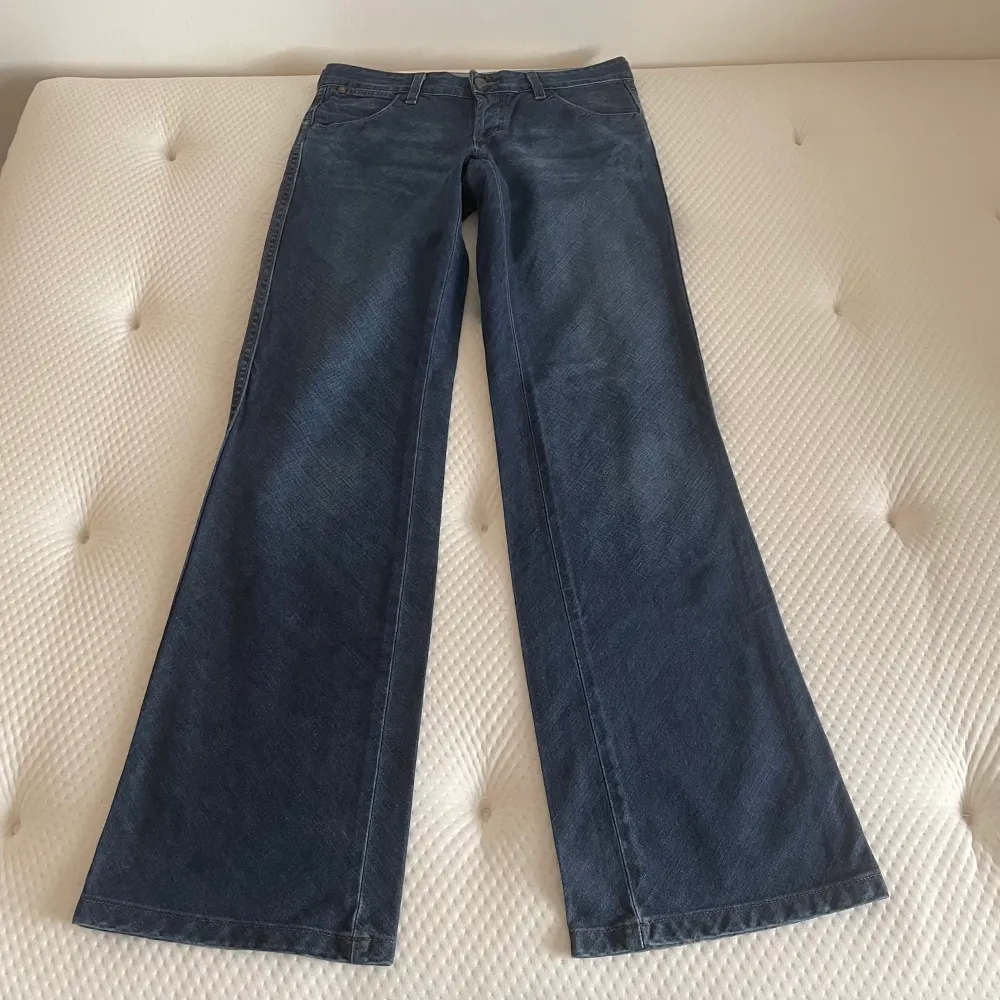Vintage lågmidjade wrangler jeans med vida ben. Storlek w28l34. Yttre mått 108 cm, innerbensmått 90 cm, midjemått rakt över 38 cm. Mycket fint skick, något slitna längst ner. . Jeans & Byxor.