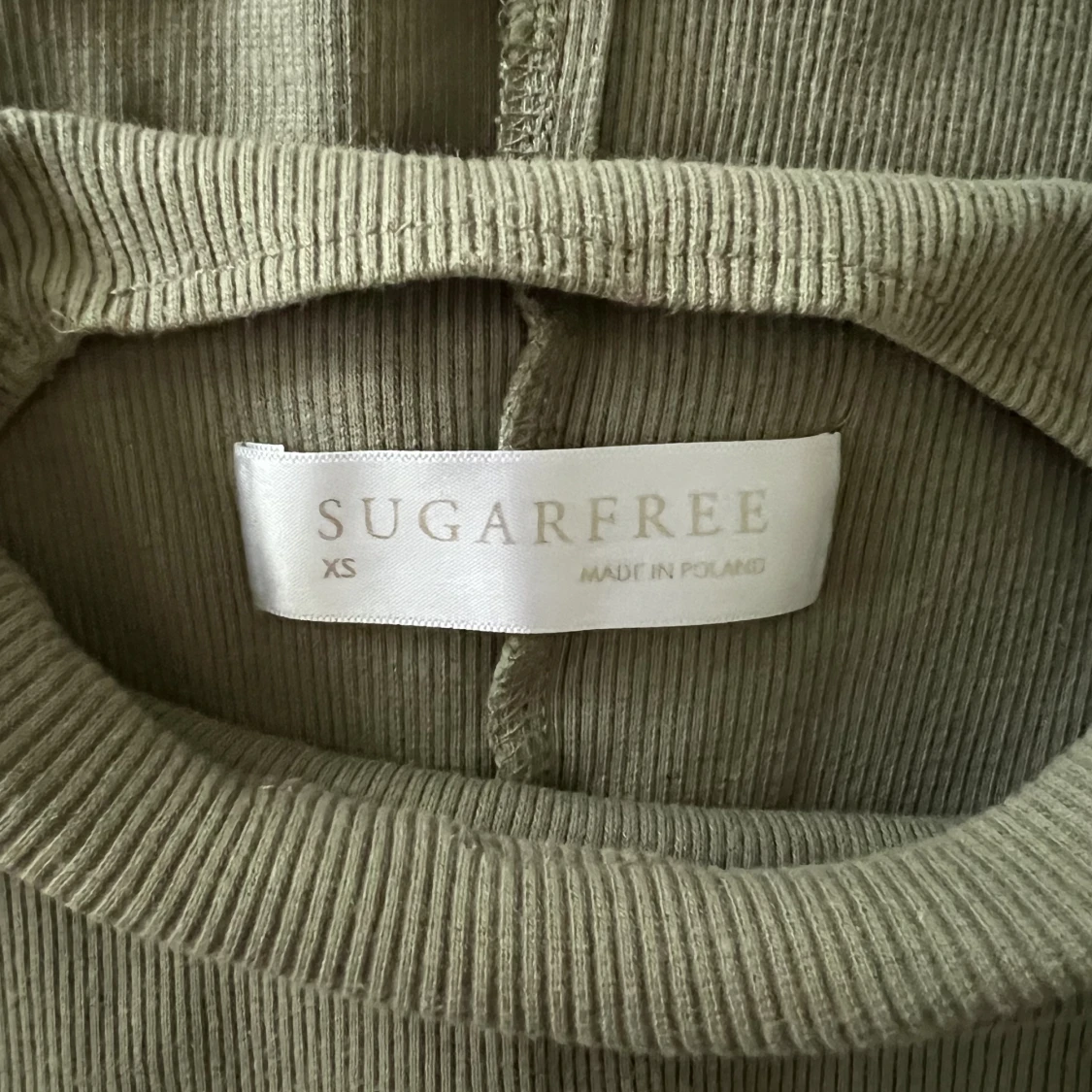 Lång olivfärgad bodycon klänning - 91