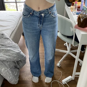 Pull & bear jeans - Blåa jeans från Pull & bear med sne knäppning😊 köparen står för frakt 