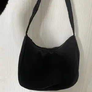 Säljer denna söta handväska ifrån Gina tricot då den inte kommer till användning. Den har en liten fläck men absolut inget man tänker på💗 Skriv för fler bilder💗