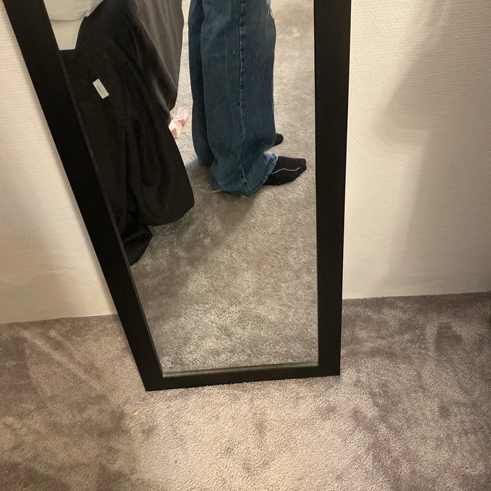 Långa högmidjade blåa jeans. Sitter perfekt. Endast en liten skrapa på höger låret. Annrs som nya!!. Jeans & Byxor.