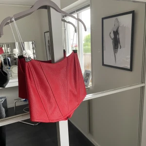 Korsett  - Röd korsett från Nelly. Strl 38. Aldrig kommit tillfälle där ja använt den så helt oanvänd och i nyskick.  Köparen från för priset + frakten🖤