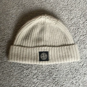 Stone Island mössa - Beige Stone Island mössa köpt på NK i Göteborg. Knappt använd 
