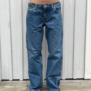 lågmidjade jeans från weekday i modellen Arrowjeans  mått: midja - 82cm innerbenslängd- 86cm