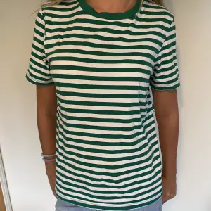 Grönrandig t-shirt från m&s collection. Nästan aldrig använd så bra skick! 