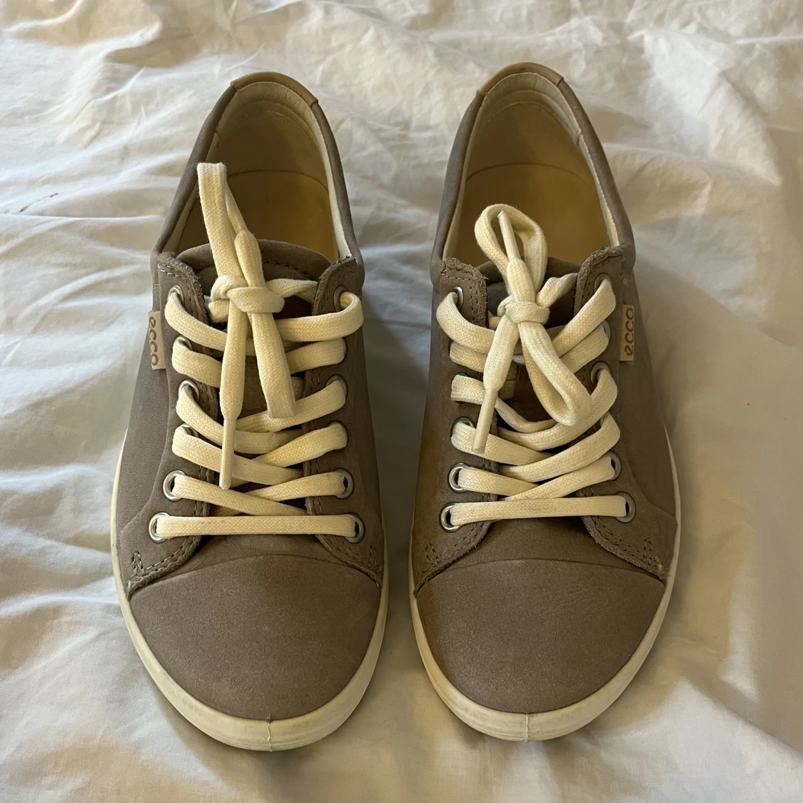 Grå/beige sneakers från ecco